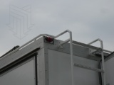 На крыше фургона рабочая площадка с нескользящим покрытием и ограждением вдоль бортов.